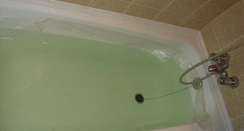 Уменьшает ли акриловый вкладыш объем ванной?